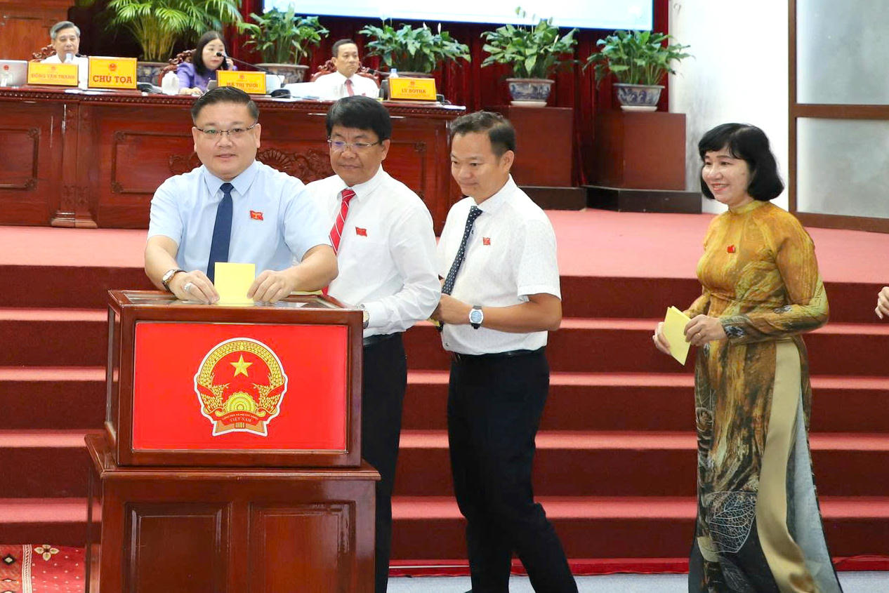 Các đại biểu bỏ phiếu bầu Chủ tịch UBND TP Cần Thơ.