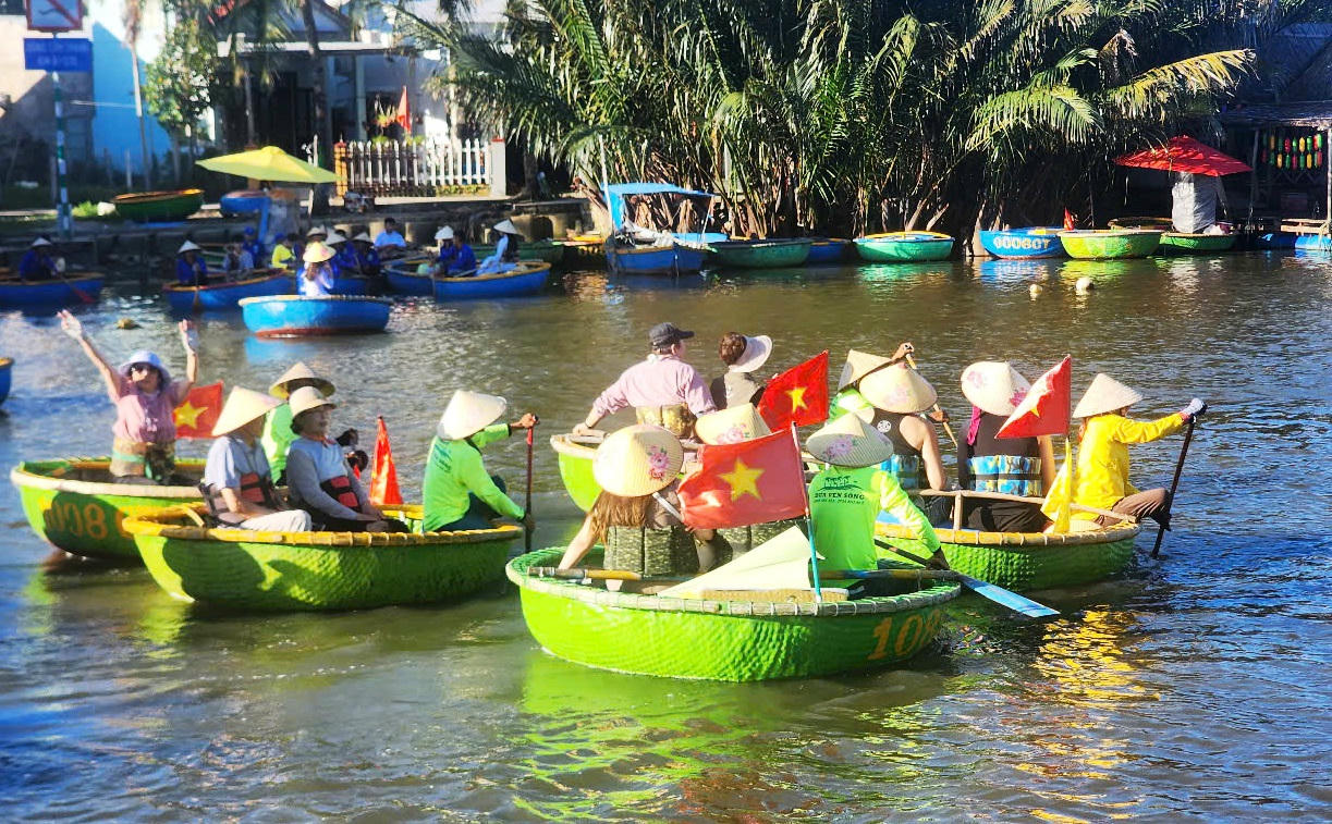 Làng Cẩm Thanh đón hơn 1 triệu lượt khách/năm, tạo việc làm cho khoảng 1.500 lao động với thu nhập bình quân 7 triệu đồng/tháng.