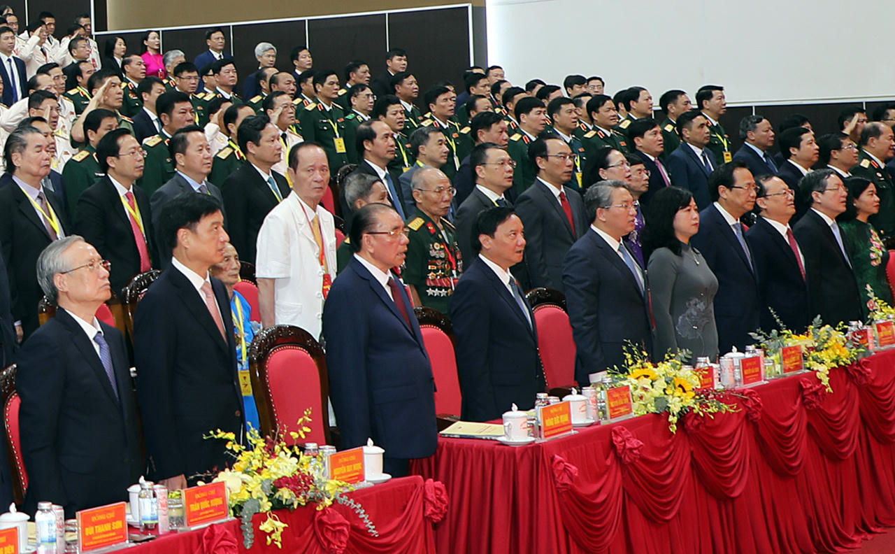 Các đại biểu thực hiện nghi lễ chào cờ.