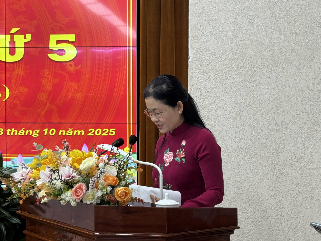 Bà bà Tôn Ngọc Hạnh, Phó Bí thư Tỉnh ủy, Chủ tịch HĐND tỉnh Đồng Nai phát biểu khai mạc kỳ họp.