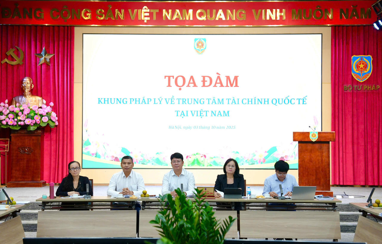 Tọa đàm còn có sự tham dự của Phó Chủ tịch Thường trực UBND TP Đà Nẵng Hồ Kỳ Minh cùng đại diện các Bộ, ngành, địa phương, các cơ quan, các chuyên gia, nhà khoa học, các luật sư…