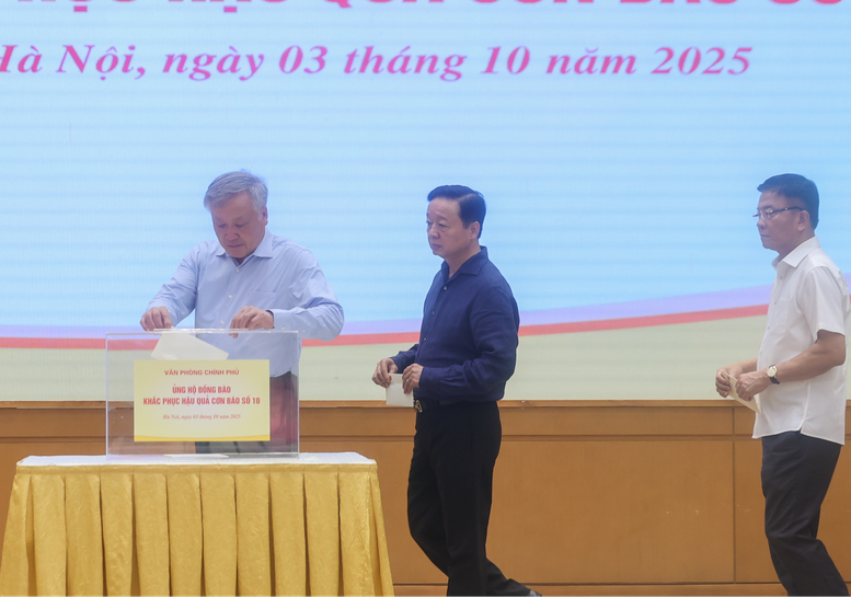 Phó Thủ tướng Thường trực Nguyễn Hòa Bình, Phó Thủ tướng Trần Hồng Hà, Phó Thủ tướng Lê Thành Long tham gia quyên góp, ủng hộ đồng bào bị thiệt hại do cơn bão số 10 gây ra - Ảnh: VGP/Nhật Bắc