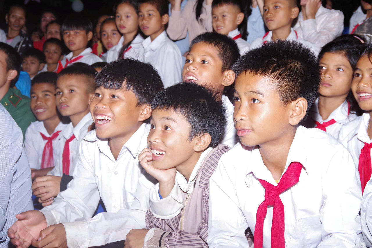 Không khí rộn ràng, vui tươi, ý
nghĩa dưới ánh trăng rằm của đêm hội.