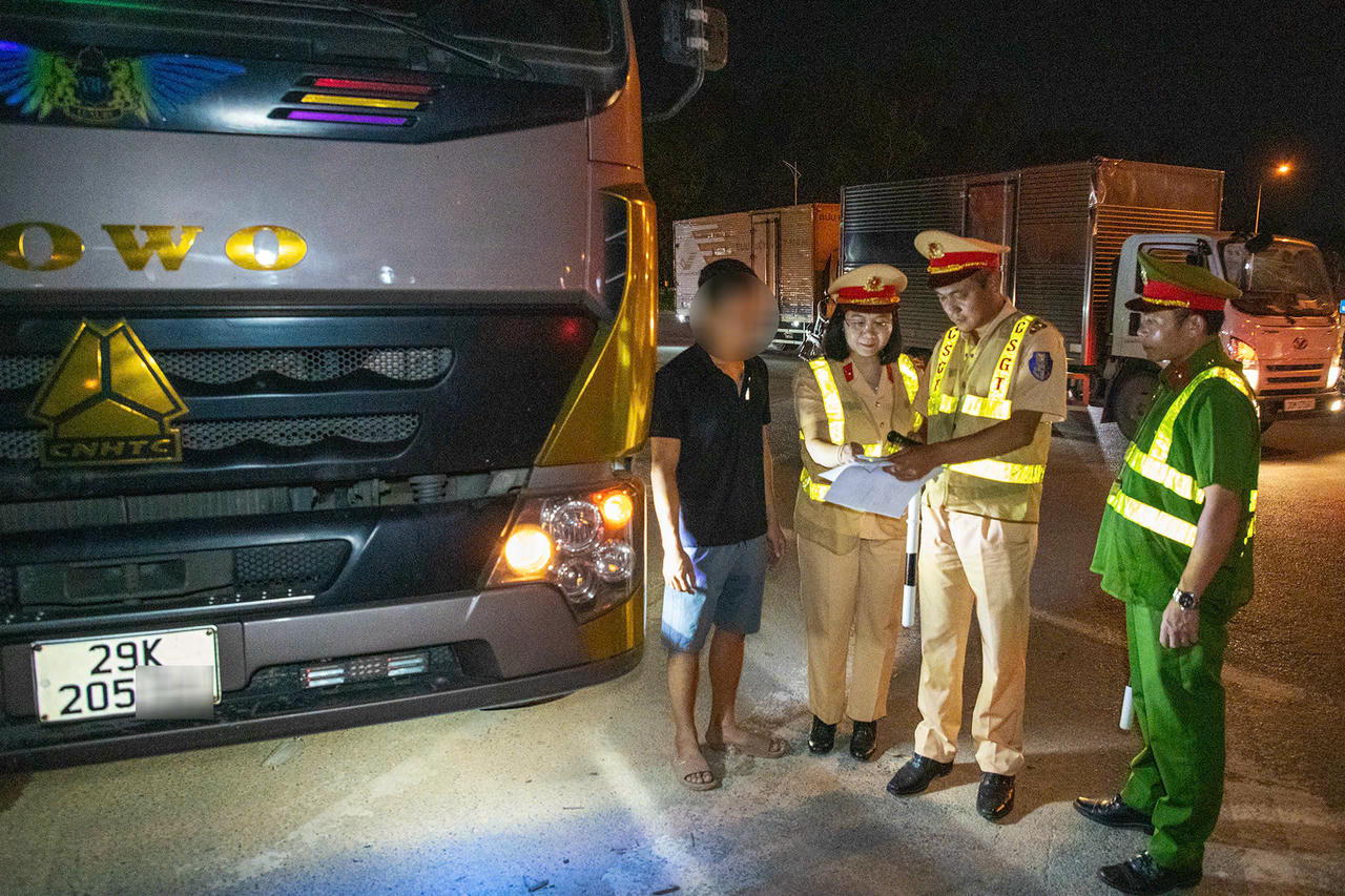 Lực lượng CSGT phối hợp Công an phường Kiến
Hưng tuần tra, xử lý vi phạm, tối 02/10. (Ảnh: CATPHN)