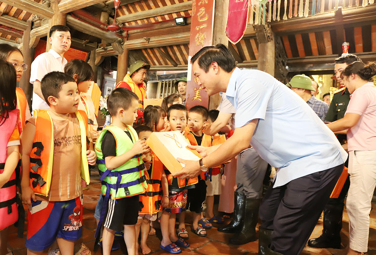 Phó Chủ tịch UBND tỉnh Lê Xuân Lợi tặng quà các cháu nhỏ.