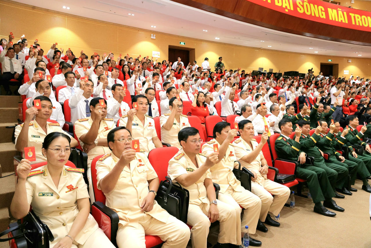 Các đại biểu biểu quyết tại Đại hội.