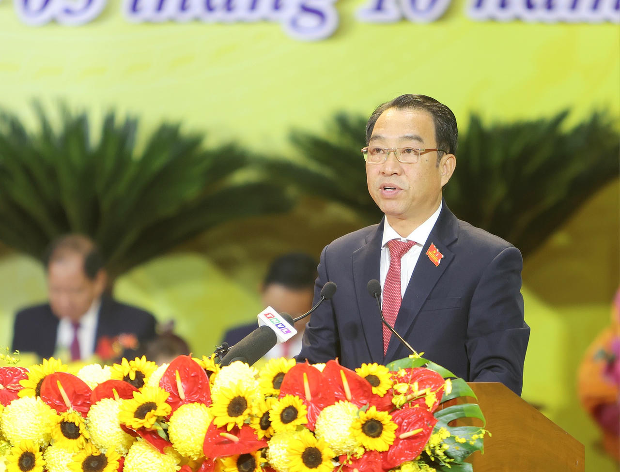 Ông Lữ Quang Ngời - Phó Bí thư Tỉnh ủy, Chủ tịch UBND tỉnh Vĩnh Long thông qua báo cáo chính trị tại Đại hội.