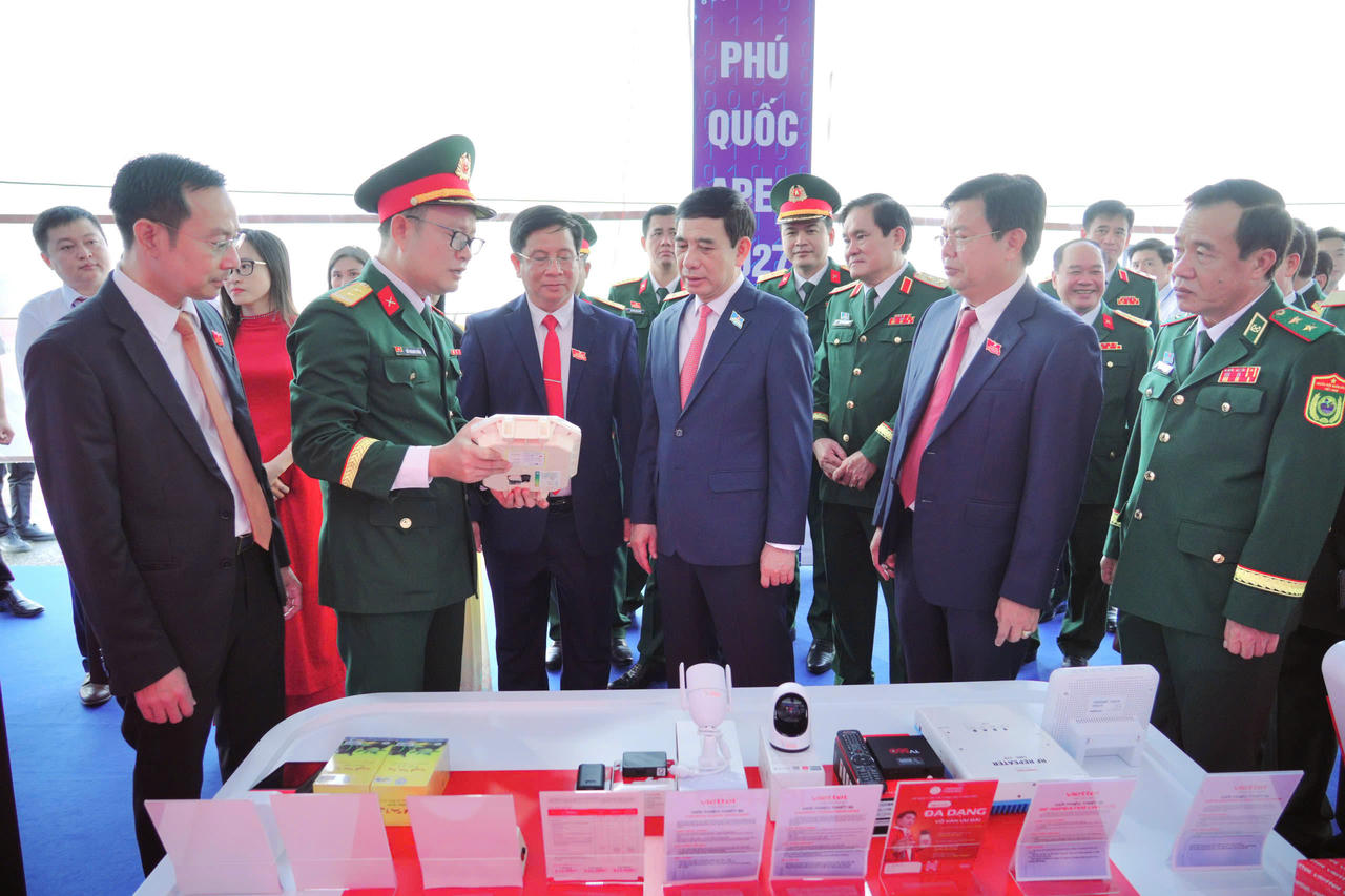 Đại tướng Phan Văn Giang, Ủy viên Bộ Chính trị, Phó Bí thư Quân ủy Trung ương, Bộ trưởng Bộ Quốc phòng tham quan triển lãm tại Đại hội đại biểu Đảng bộ tỉnh An Giang lần thứ I, nhiệm kỳ 2025 - 2030.