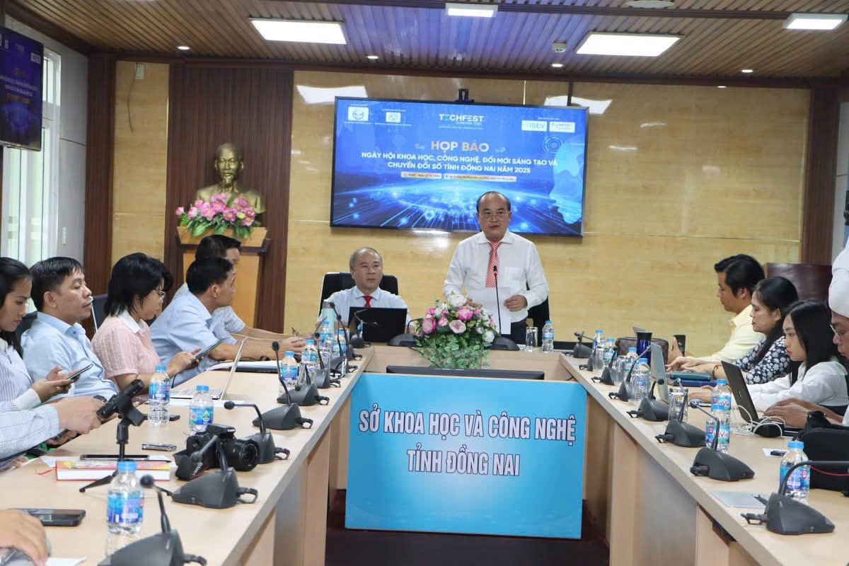 Phó Giám đốc Sở Khoa học và Công nghệ tỉnh Đồng Nai Võ Hoàng Khai phát biểu tại buổi họp báo.