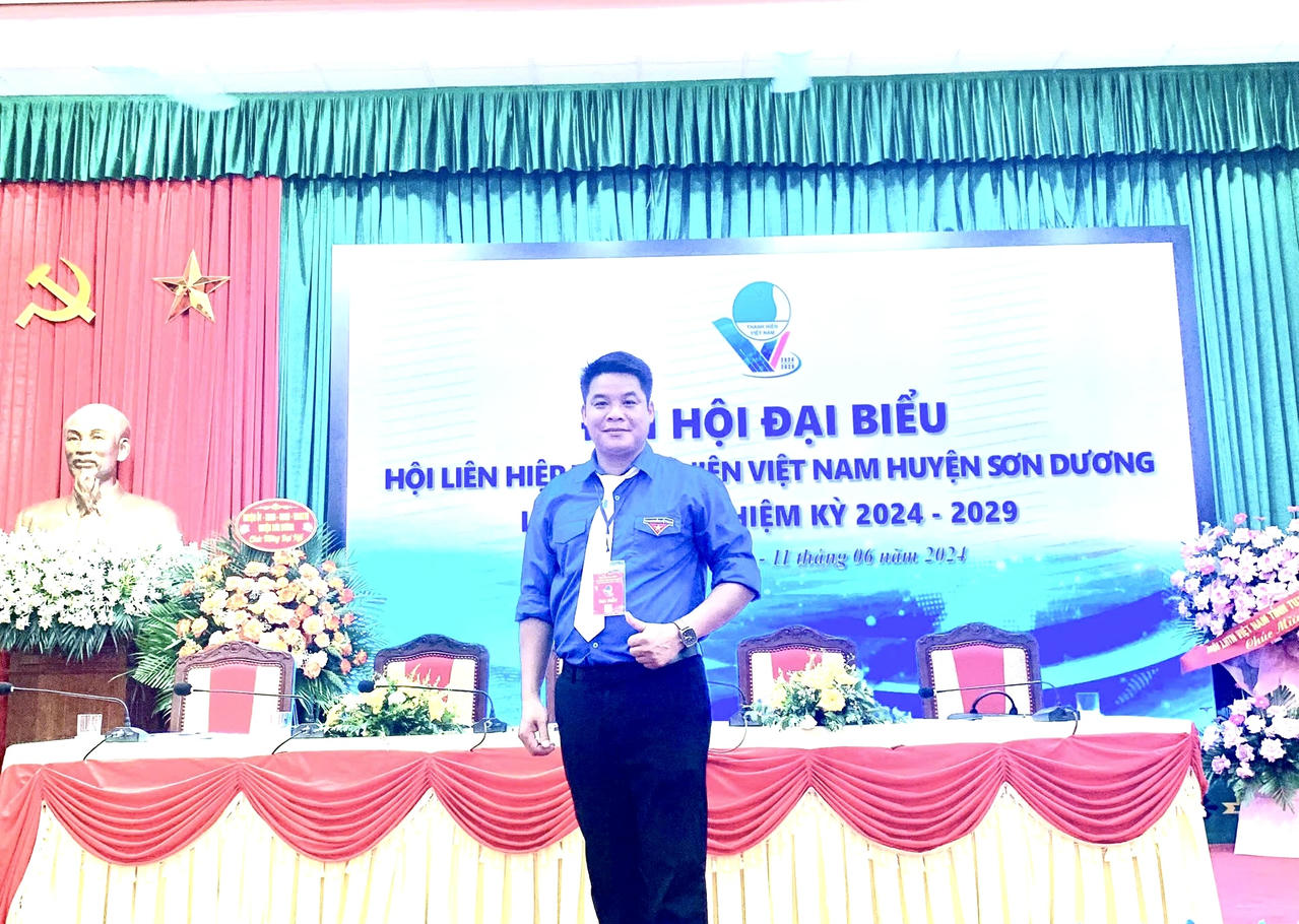 Anh Trương Sỹ Dược, Phó Chủ tịch UBMTTQ và Bí thư Đoàn xã Tân Trào. (Ảnh: Lê Hanh)