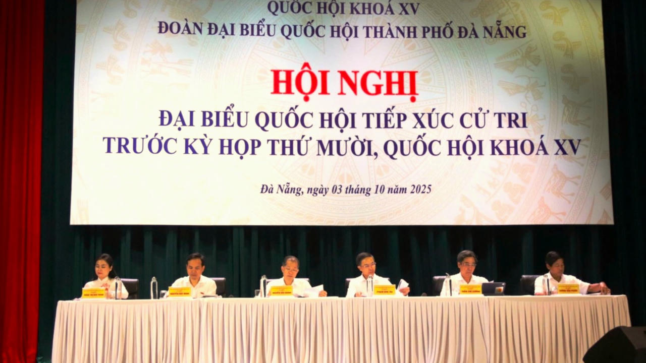 Đoàn ĐBQH TP Đà Nẵng tại buổi tiếp xúc cử tri. (Ảnh: A.Thành)