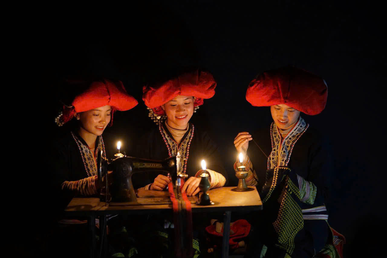 Người dân tộc Dao đỏ trong thôn luôn giữ gìn văn hoá dân tộc tạo thành nét đẹp riêng có, thu hút du khách.