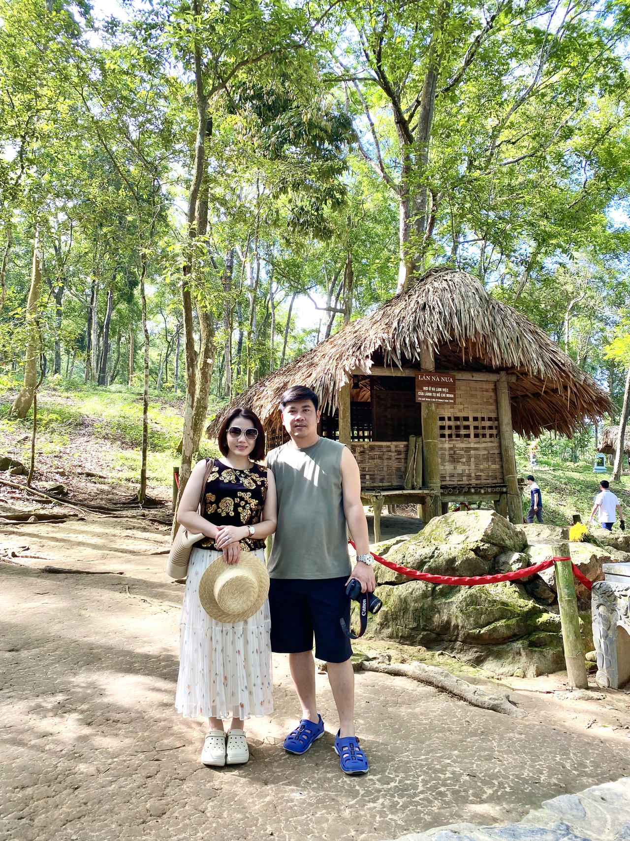 Khách du lịch đến thăm quan và tìm hiểu về khu di tích lịch sử Tân Trào (Ảnh: Lê Hanh)