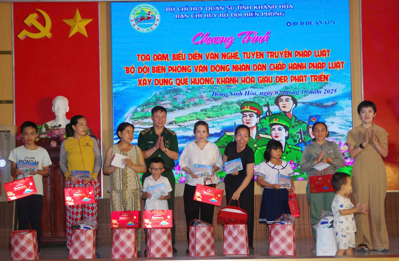  Đại tá Nguyễn Doãn Hòa - Chính ủy BĐBP tỉnh Khánh Hòa trao quà động viên người dân địa phương.