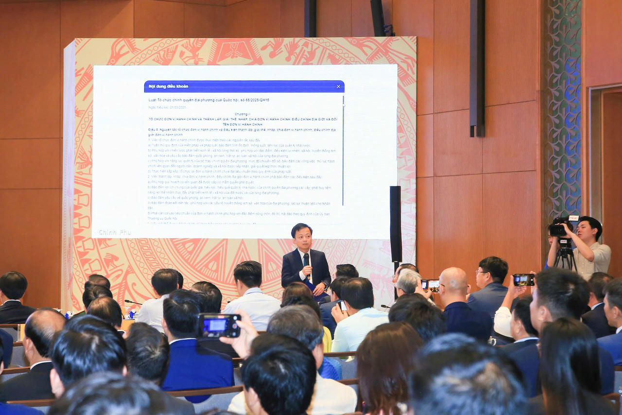 Ông Trần Văn Trí - Giám đốc LuatVietnam giới thiệu AI pháp luật tại lễ khai trương Cổng pháp luật quốc gia