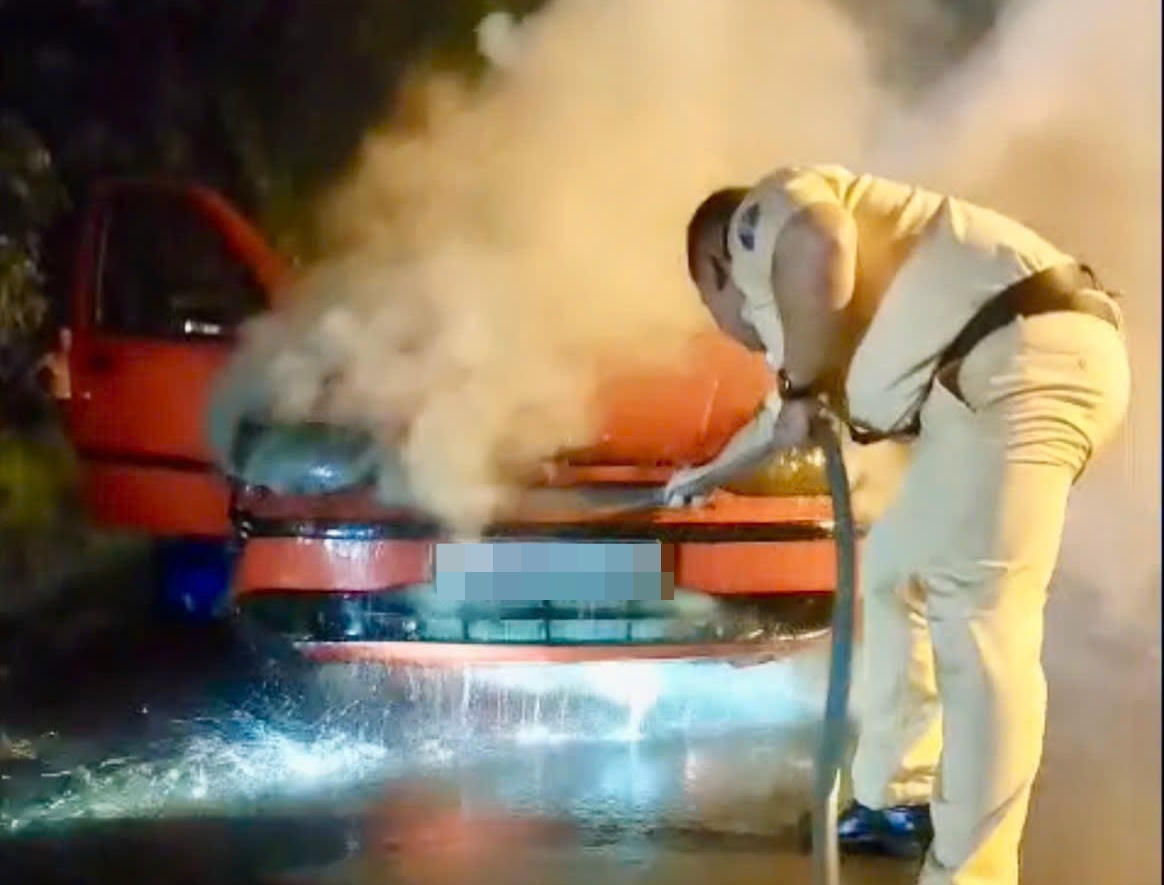 Lực lượng CSGT sử dụng phương tiện chữa cháy tại chỗ để khống
chế ngọn lửa trên chiếc xe đang bốc cháy. (Ảnh cắt từ clip).