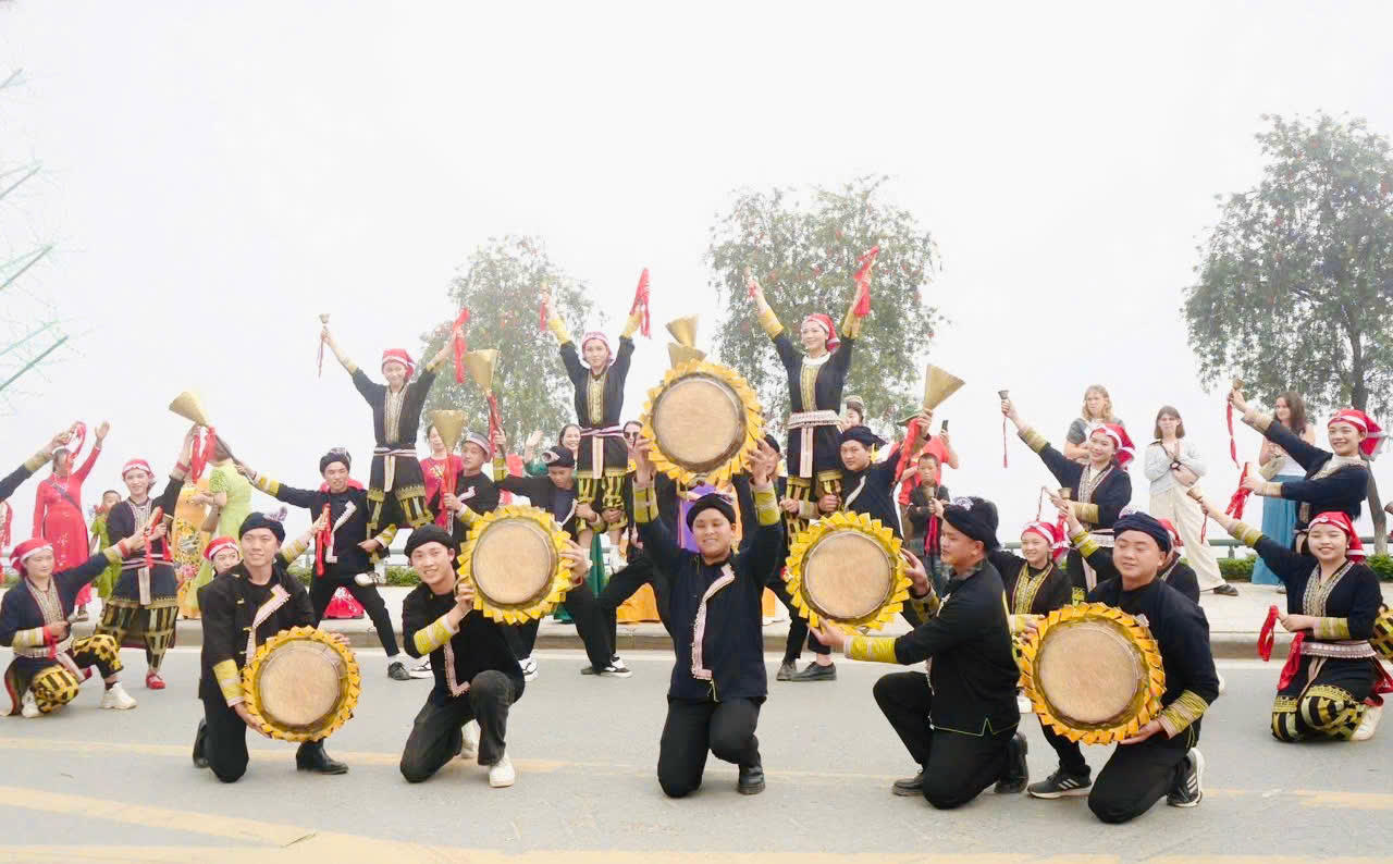 Đội văn nghệ thôn Can Hồ B biểu diễn tại Lễ hội đường phố Sa Pa và nhiều sự kiện quan trọng của Khu du lịch Quốc gia Sa Pa.