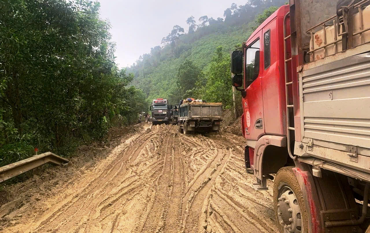 Cận cảnh tuyến đường 'khổ nhất' Đà Nẵng khiến người dân, cánh tài xế ngán ngẩm