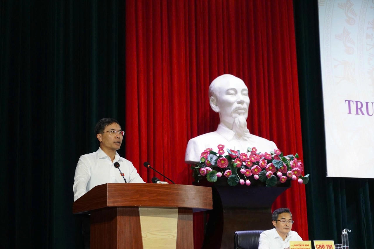 Ông Phạm Đức Ấn - Chủ tịch UBND TP Đà Nẵng, tiếp thu và giải trình ý kiến cử tri tại buổi tiếp xúc. (Ảnh: D. Bình)