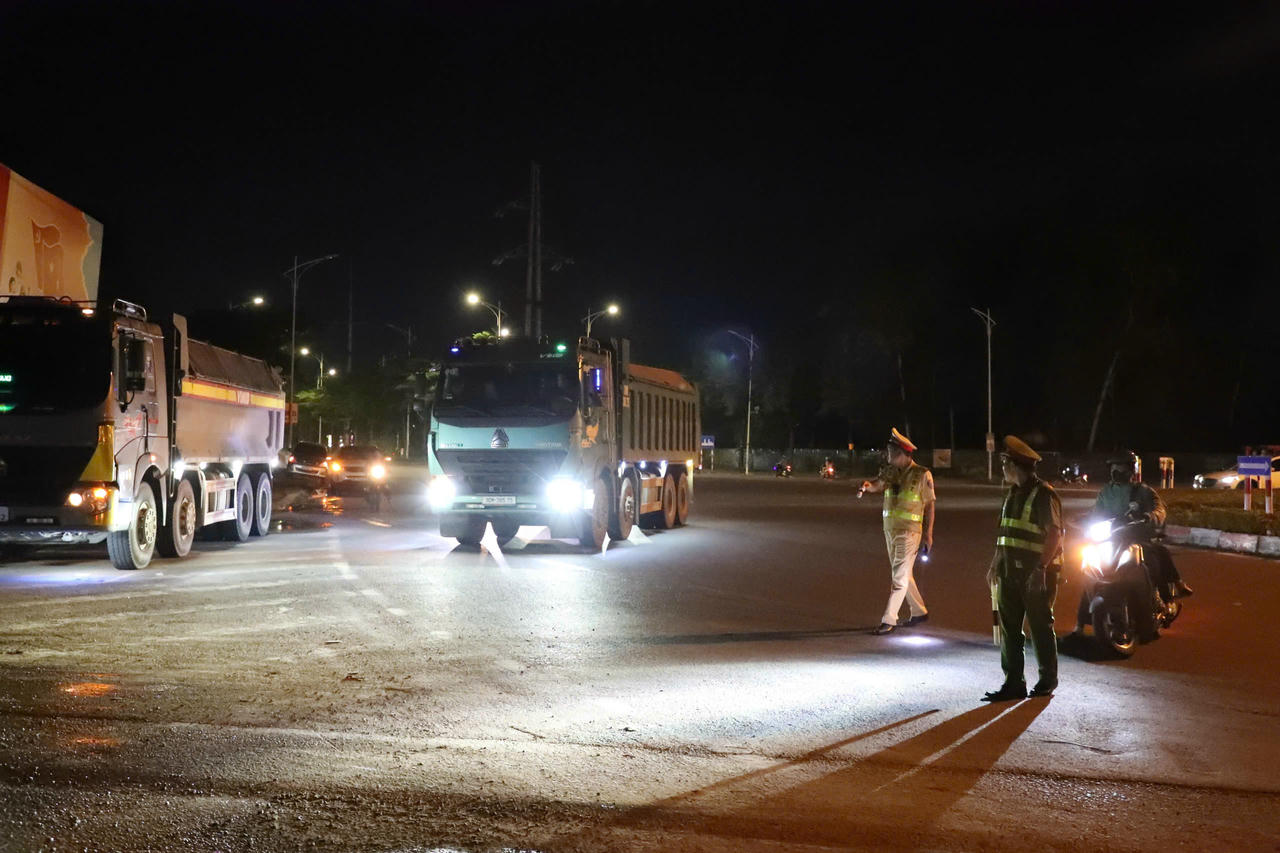 Các trường hợp xe tải chở vật liệu
xây dựng có dấu hiệu vi phạm đều được kiểm tra. (Ảnh: CATPHN)