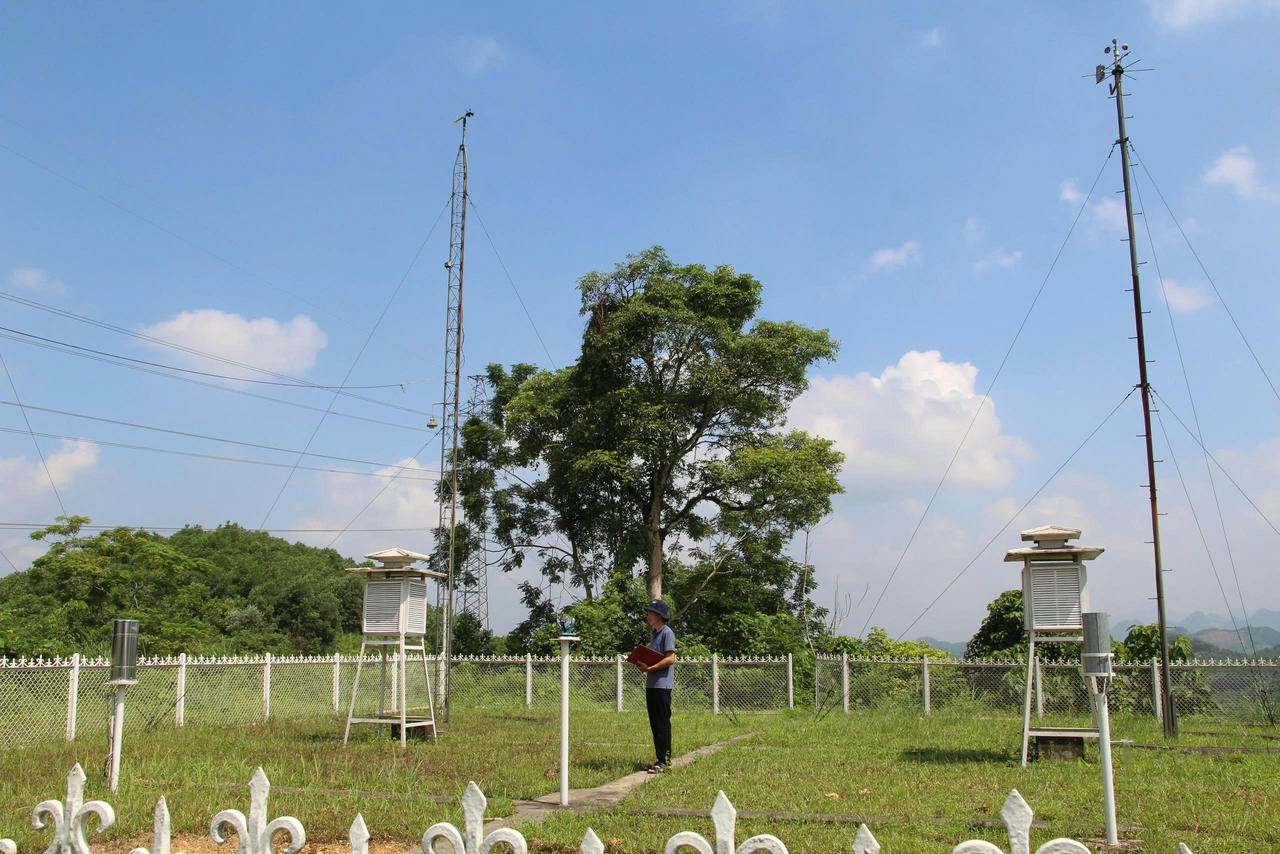 Quan trắc viên Trạm Khí tượng Yên Sơn tại thôn Đồng Mưa, xã Yên Sơn, Tuyên Quang thực hiện công việc ghi chép, số liệu quan trắc hàng ngày. Trạm Khí tượng Yên Sơn cũng là vùng căn cứ, nơi Nha Khí tượng Việt Nam đóng quân tại Chiến khu Việt Bắc những năm kháng chiến chống thực dân Pháp. 