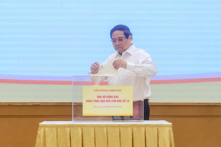 Thủ tướng và các lãnh đạo Chính phủ quyên góp ủng hộ đồng bào vùng bão lũ