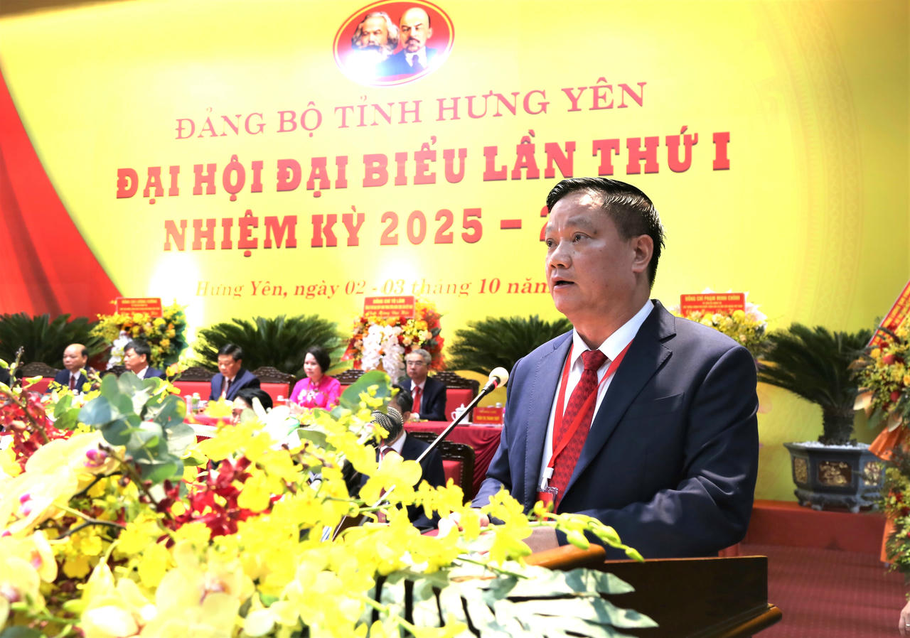 Phó Bí thư Tỉnh ủy, Chủ tịch UBND tỉnh Nguyễn Khắc Thận báo cáo kết quả ngày làm việc thứ nhất của Đại hội.