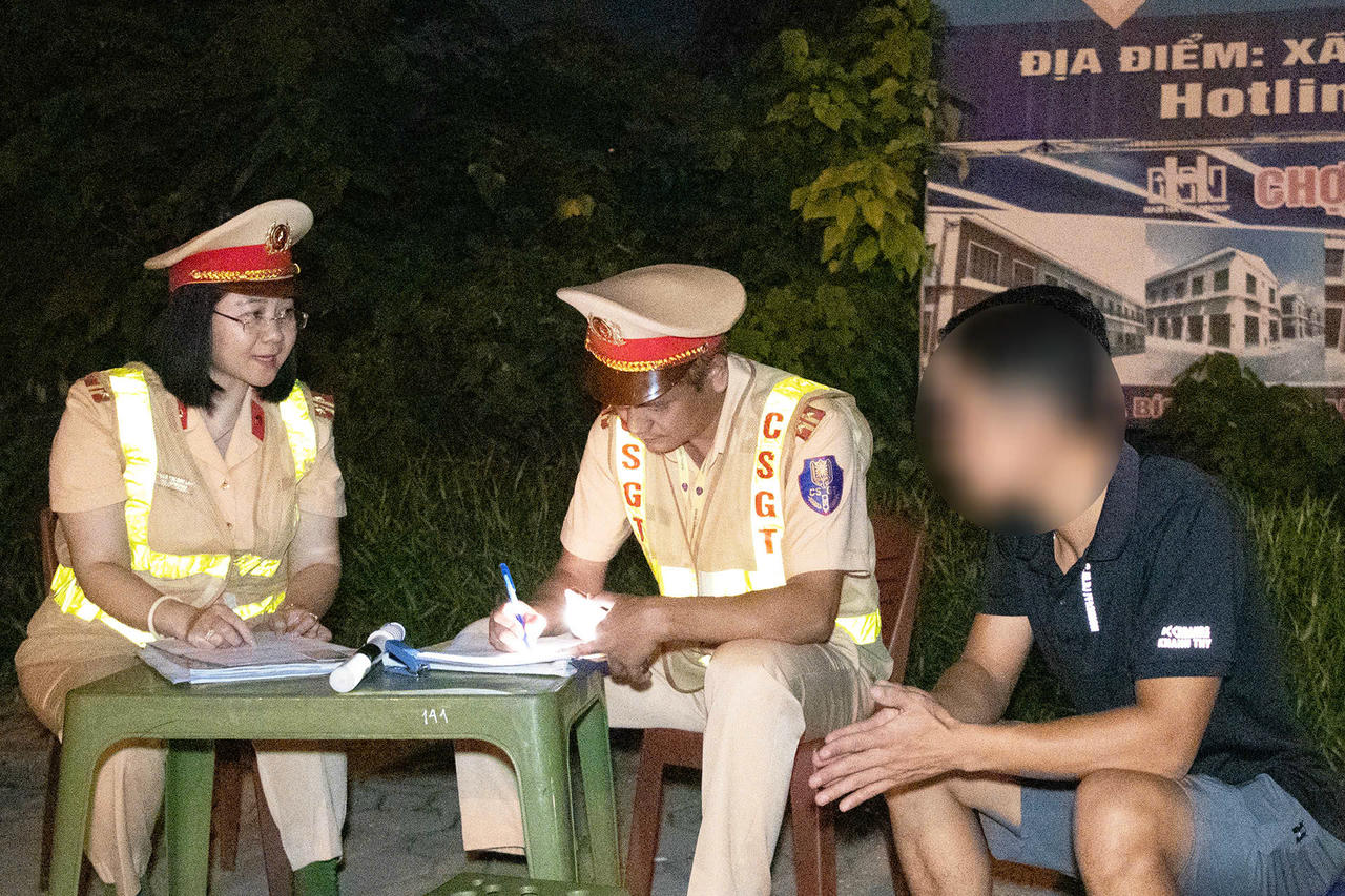 Trung tá Phạm Thị Thu Lan, Phó Đội
trưởng Đội CSGT đường bộ số 7, chỉ huy tổ công tác. (Ảnh: CATPHN)