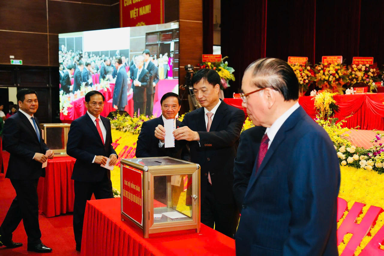 Ủy viên Bộ Chính trị, Chủ nhiệm Ủy ban Kiểm tra Trung ương Nguyễn Duy Ngọc ủng hộ Nhân dân bị ảnh hưởng cơn bão số 10.