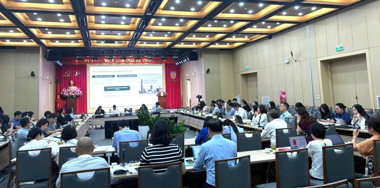 Các đại biểu chia sẻ nhiều kinh nghiệm về trung tâm tài chính quốc tế của các quốc gia trên thế giới