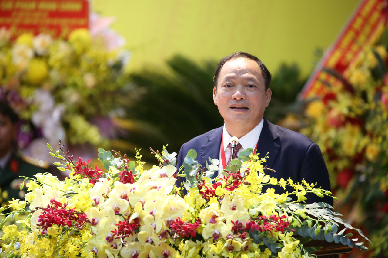 Phó Bí thư Tỉnh ủy, Chủ tịch HĐND tỉnh Trần Quốc Văn điều hành tham luận tại hội trường.