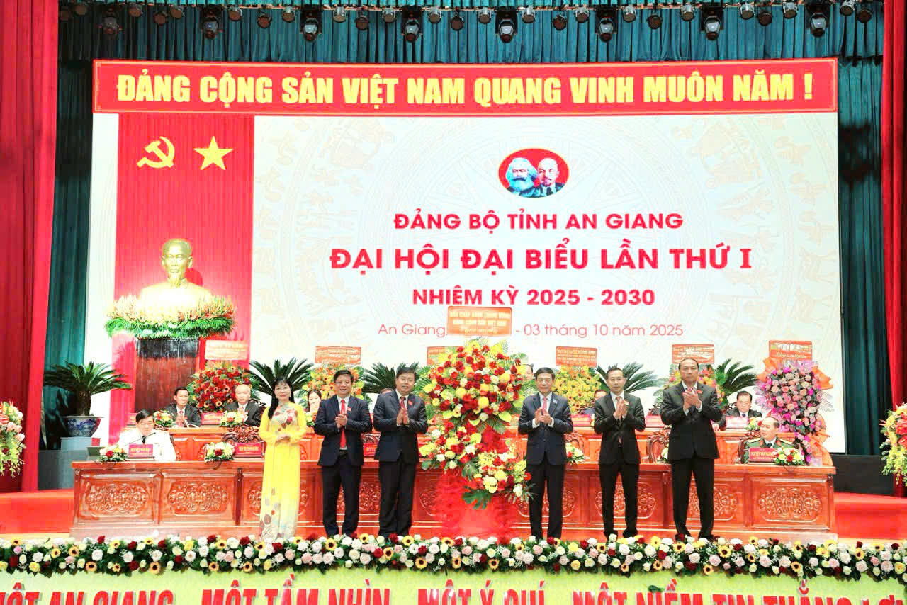 Đại tướng Phan Văn Giang, Ủy viên Bộ Chính trị,
Phó Bí thư Quân ủy Trung ương, Bộ trưởng Bộ Quốc phòng thay mặt Ban Chấp hành
Trung ương Đảng trao tặng hoa chúc mừng Đại hội.