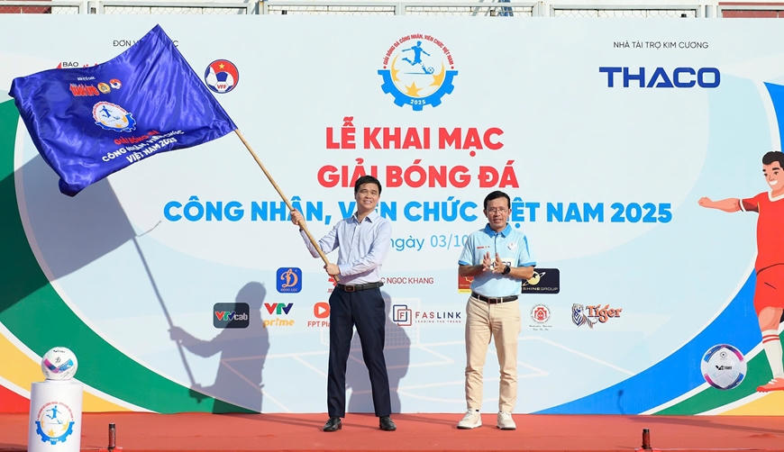 Ông Ngọ Duy Hiểu - Phó chủ tịch Tổng liên đoàn Lao động Việt Nam, Trưởng Ban Chỉ đạo giải, phất cờ khai mạc giải