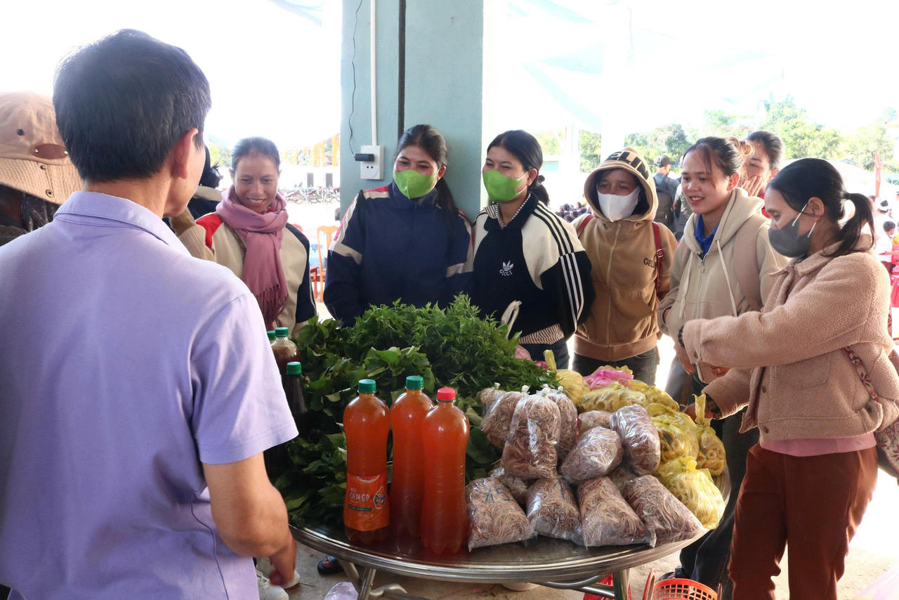 Người dân Xơ Đăng hào hứng tham quan, mua sắm tại các gian hàng nông sản - đặc sản địa phương trong khuôn khổ Phiên chợ 0.