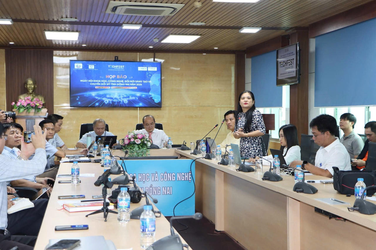 Toàn cảnh buổi họp báo.