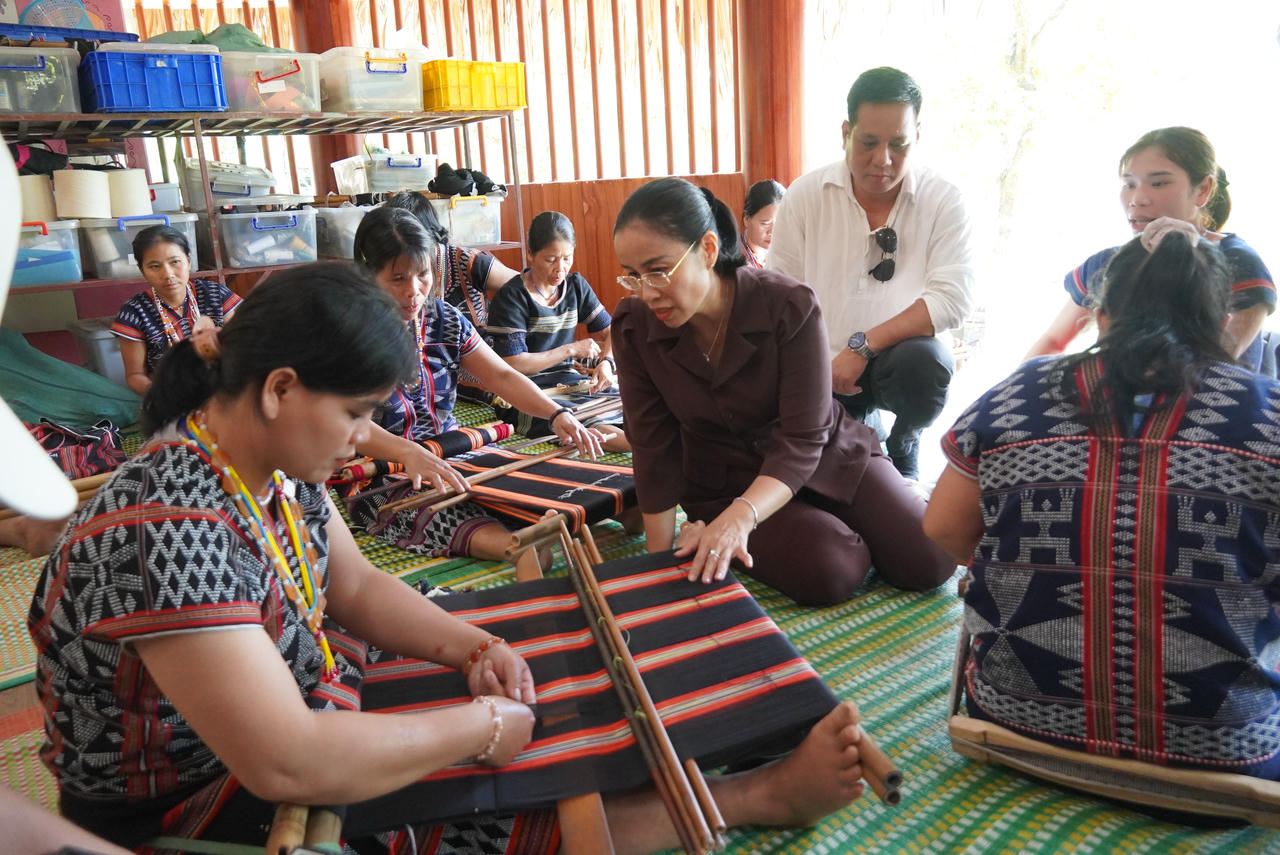Phó Chủ tịch UBND TP Đà Nẵng Nguyễn Thị Anh Thi (đeo kính) khảo sát tại làng du lịch Đhrơồng (xã Đông Giang).