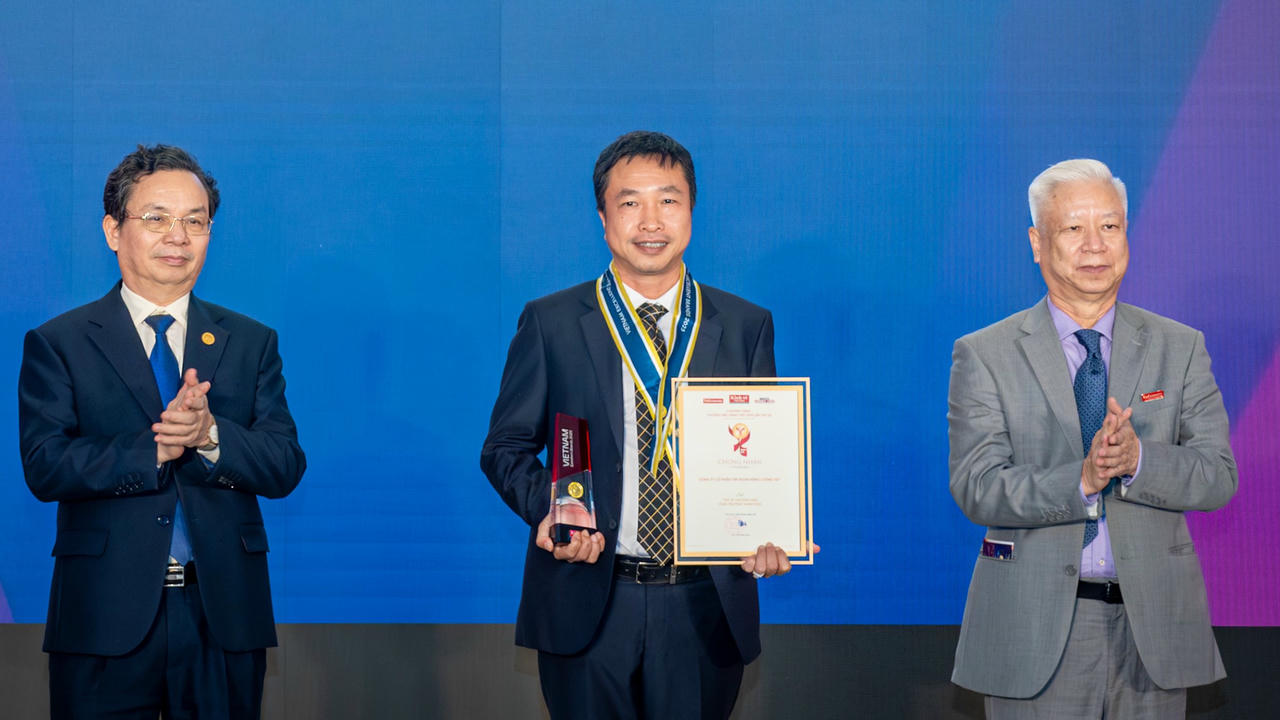 Đại diện T&T Energy nhận giải thưởng
Thương hiệu mạnh tăng trưởng xanh 2025.