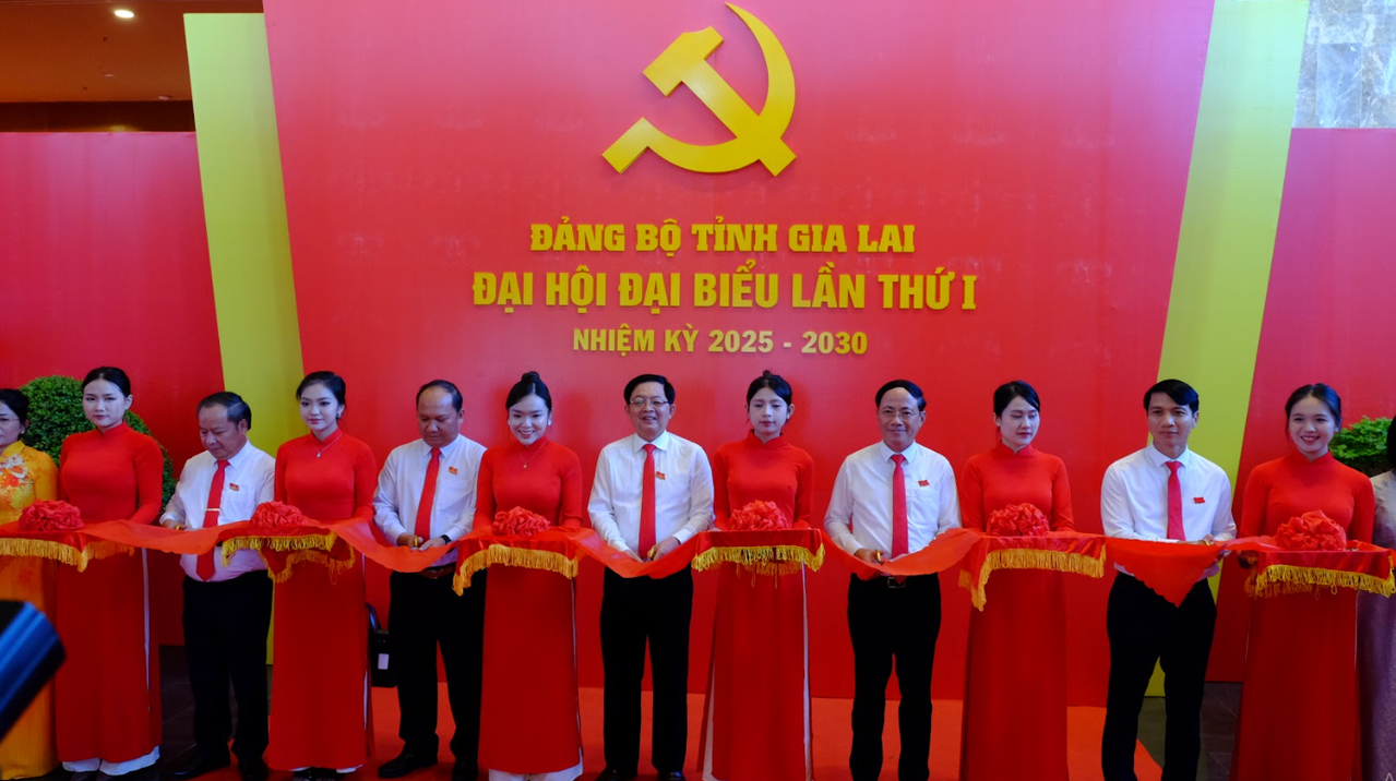 Các đại biểu cắt băng khai mạc triển lãm ảnh.