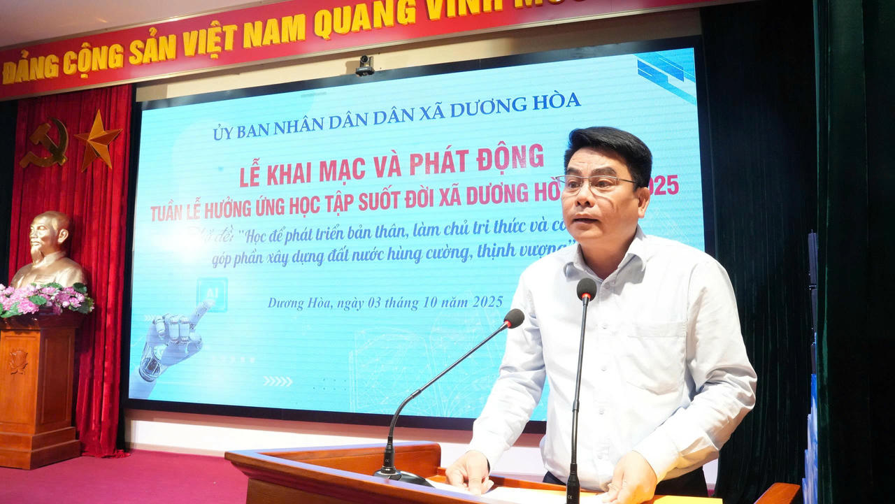 Ông  Nguyễn Đình Khoa - Phó Chủ tịch Thường trực UBND xã phát biểu khai mạc Tuần lễ.