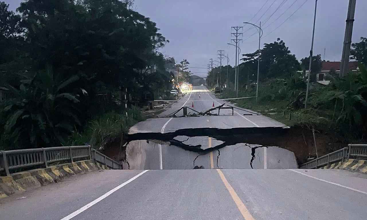 Sụt lún đầu cầu Tát Luông thuộc xã Nà Hang, Tuyên Quang