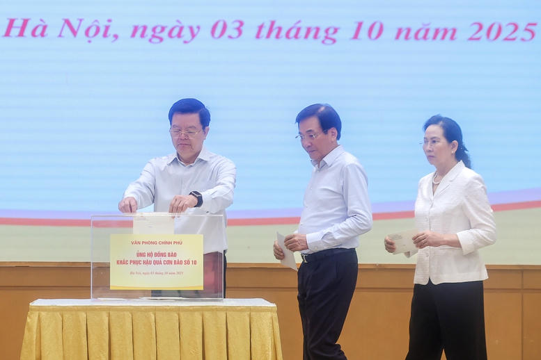Phó Thủ tướng Mai Văn Chính; Bộ trưởng, Chủ nhiệm VPCP Trần Văn Sơn; Phó Bí thư Đảng ủy Chính phủ Lê Thị Thủy tham gia quyên góp, ủng hộ đồng bào bị thiệt hại do cơn bão số 10 gây ra - Ảnh: VGP/Nhật Bắc