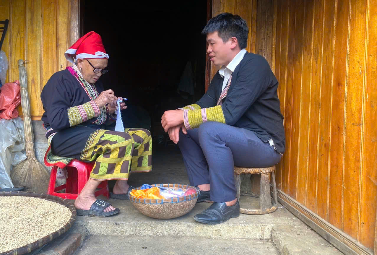 Bà Chảo Tả Mẩy - Bí thư Chi bộ đầu tiên của thôn Can Hồ B và anh Chảo Láo San - hiện tại là Bí thư Chi bộ thôn Can Hồ B, xã Ngũ Chỉ Sơn.