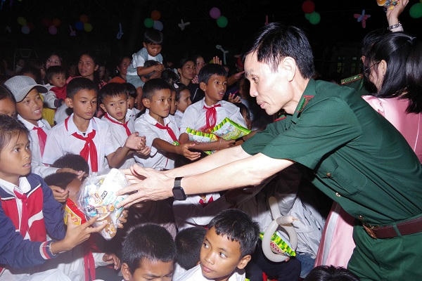 Ấm tình biên cương trong Đêm hội trăng rằm Việt - Lào