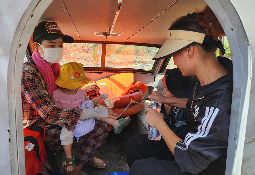 Nghệ An: Cảnh sát giao thông dùng xuồng máy, đưa 2 cháu bé trong vùng nước lũ cô lập đi cấp cứu kịp thời