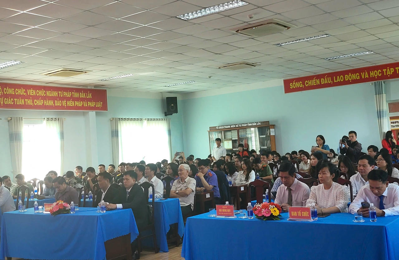 Các đại biểu tham dự.