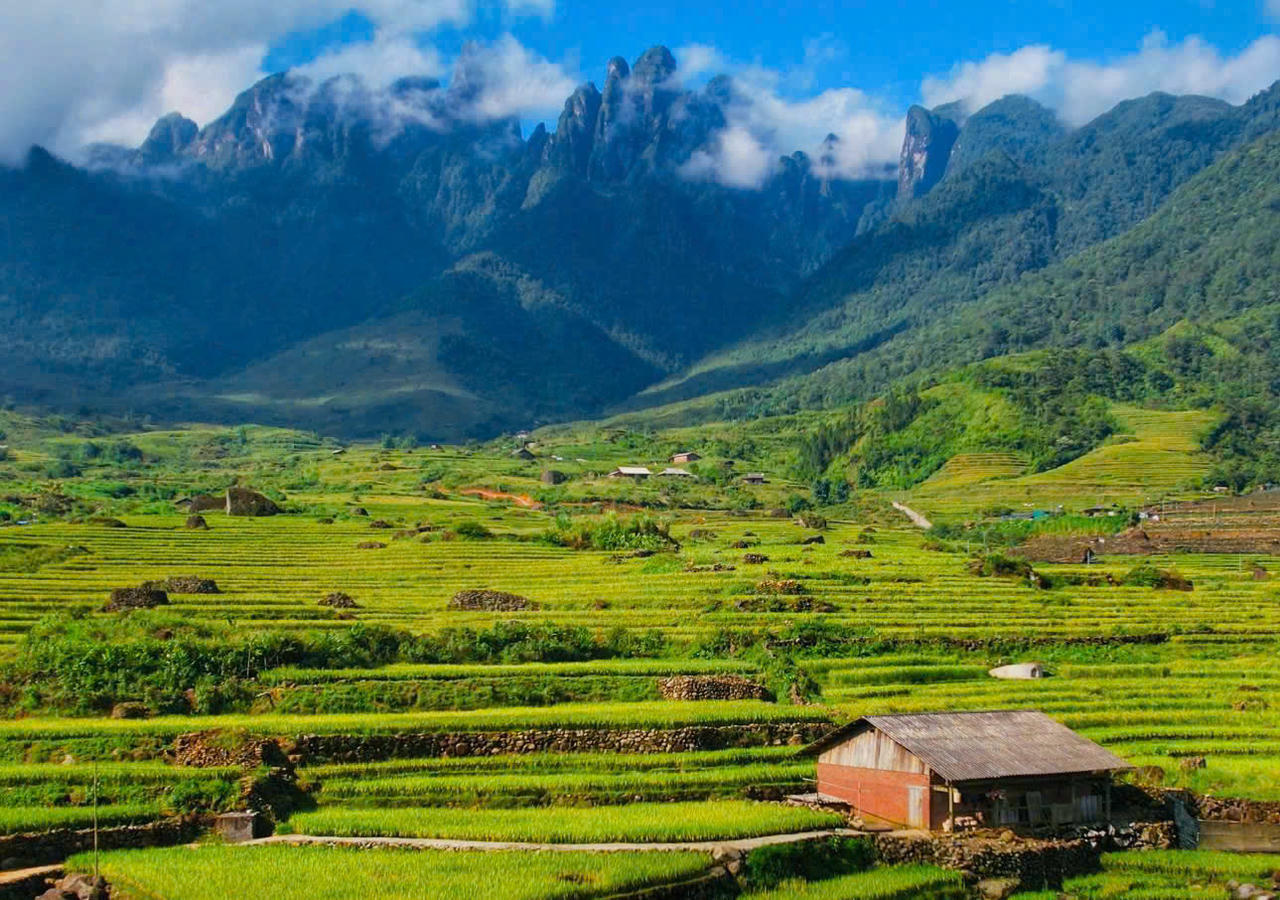 Xã Ngũ Chỉ Sơn ngày nay có cảnh quan thiên nhiên tươi đẹp, ruộng bậc thang thơ mộng và dãy núi Ngũ Chỉ sơn hùng vĩ tạo điều kiện phát triển du lịch.