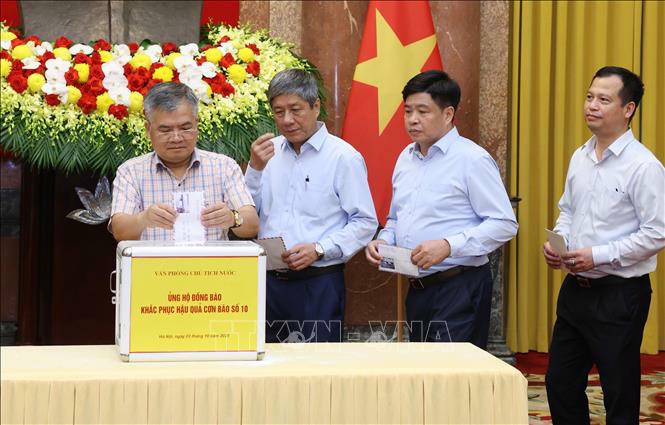 Lãnh đạo, cán bộ, nhân viên Văn phòng Chủ tịch nước quyên góp, ủng hộ đồng bào khắc phục hậu quả cơn bão số 10. Ảnh: Lâm Khánh/TTXVN