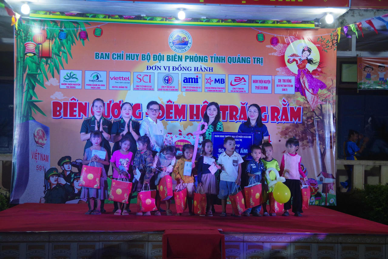 Lãnh đạo Ban Chỉ huy BĐBP và đại diện các đơn vị đồng
hành tặng học bổng cho các em học sinh.