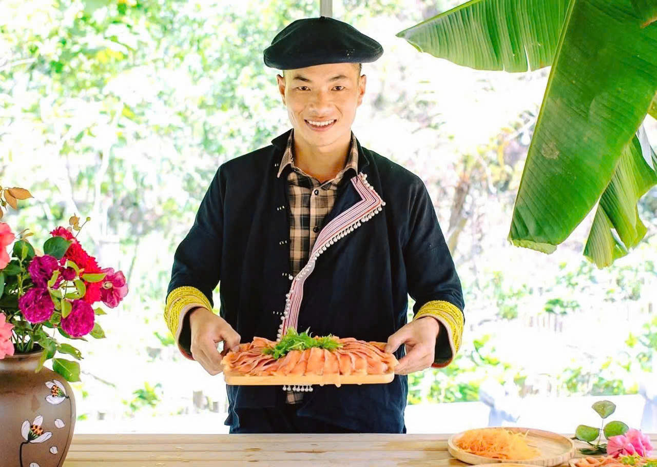 Anh Chảo Láo Lở - một tấm gương điển hình tiên tiến trong thôn về nuôi cá nước lạnh và mạnh dạn xây dựng cơ sở lưu trú phục vụ phát triển du lịch.