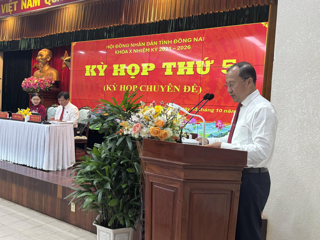 Ông Nguyễn Anh Tuấn, Giám đốc Sở xây dựng tỉnh Đồng Nai trình bày các tờ trình tại kỳ họp.